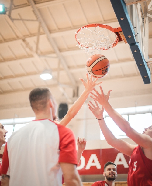 basketball players reaching